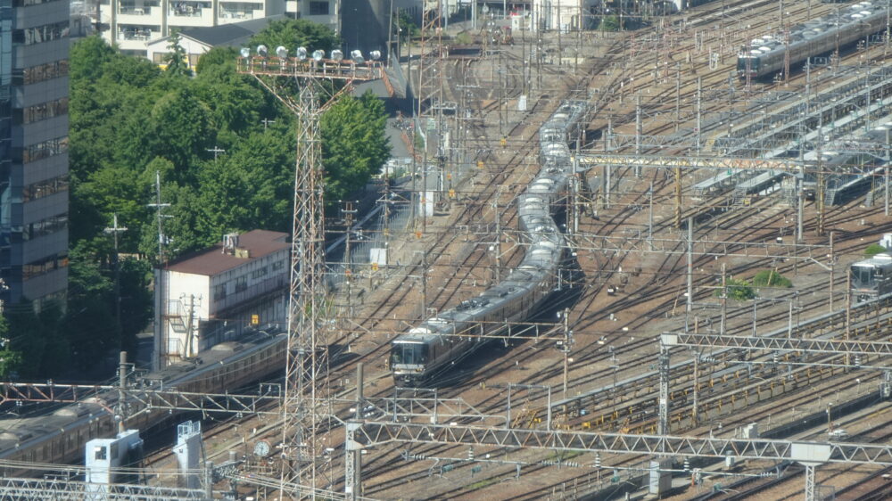 レム新大阪のコーナーツインルームの車両基地ビュー