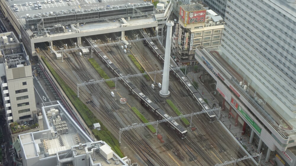 ホテル阪急インターナショナルのラグジュアリージュニアスイートルームから梅田駅を発着するトレインビューを堪能