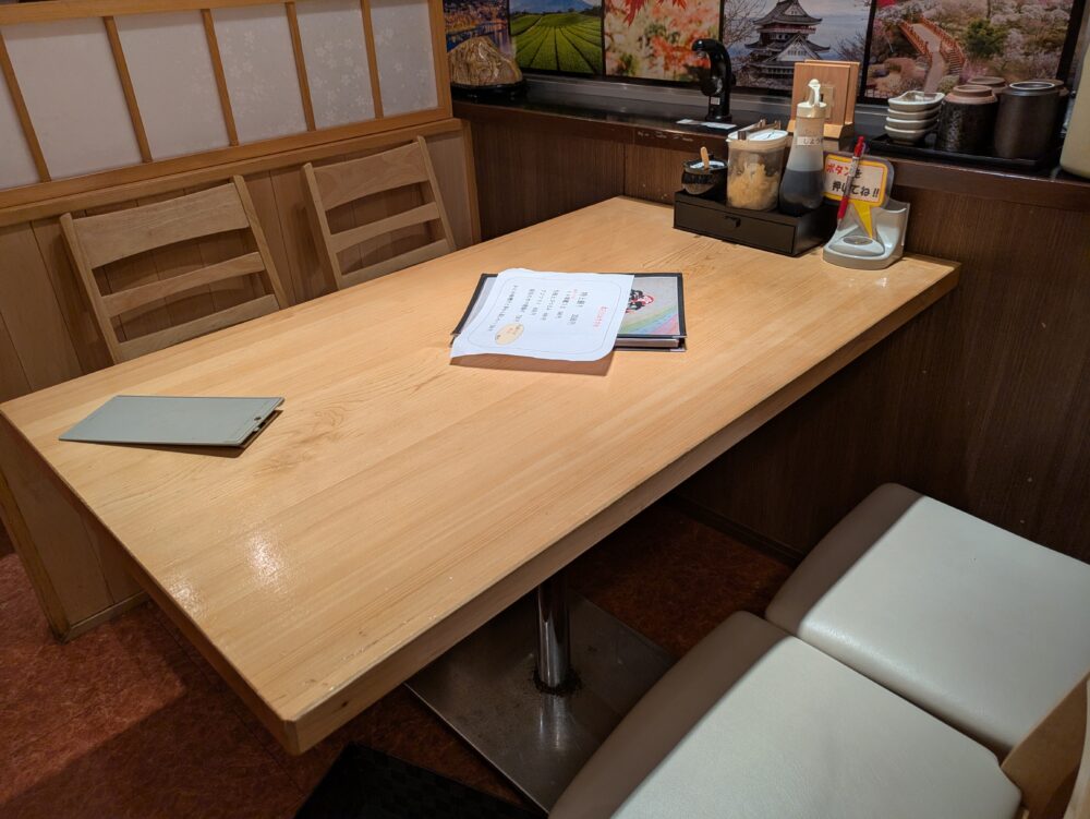 磯丸熱海平和通り店のテーブル席