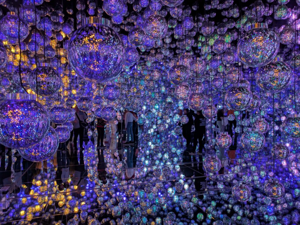 チームラボボーダーレスのBubble Universe: 光の球体結晶、ぷるんぷるんの光、環境が生む光 - ワンストローク
