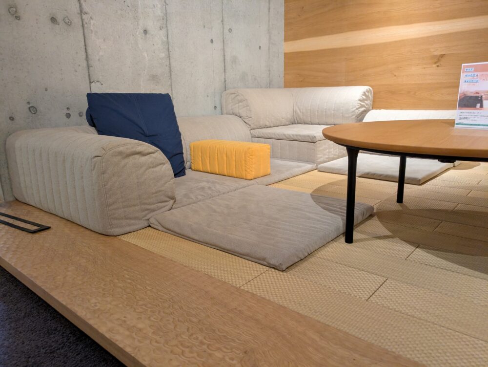 ローソファー専門店「HAREM」は畳BOXにも使えます。