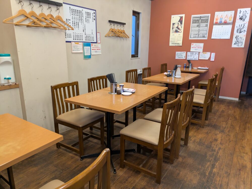 インディアン本店のテーブル席