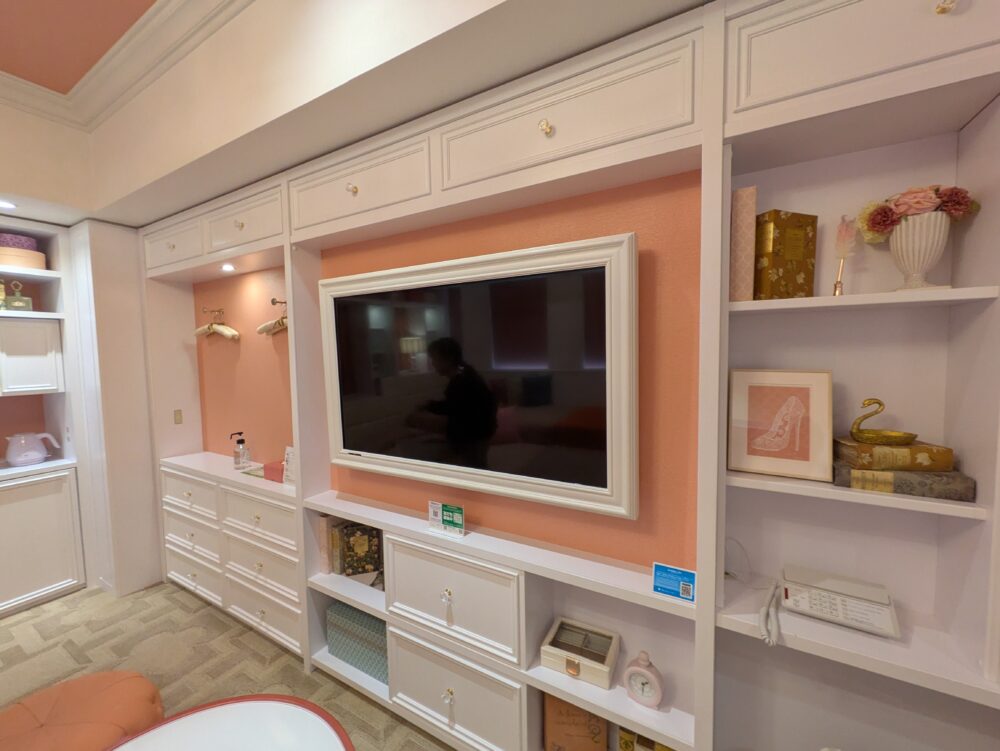 ユニバーサルポートのガーリールームのテレビ
