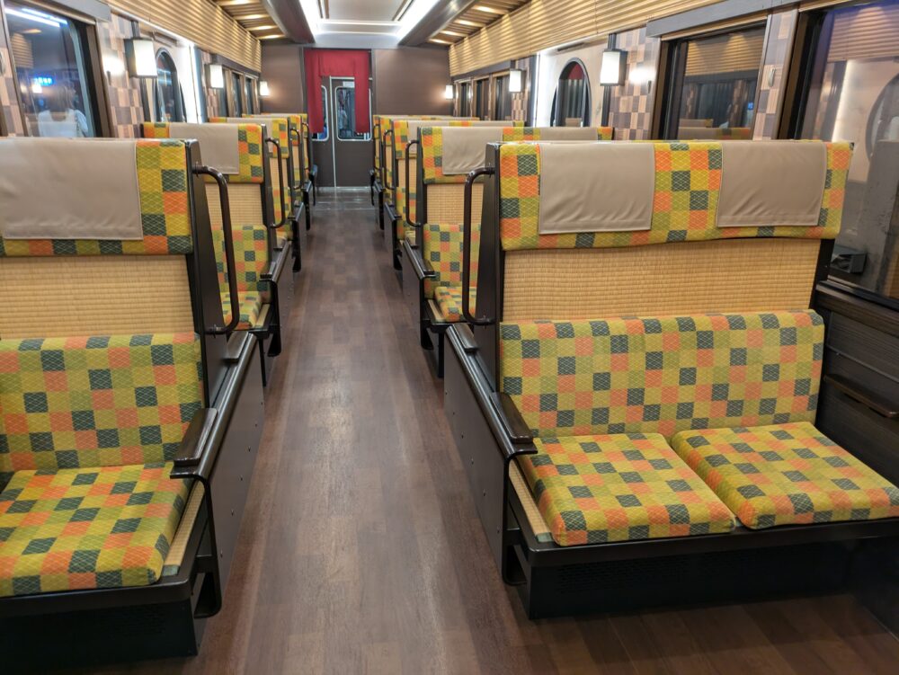 京とれいん雅洛の車内