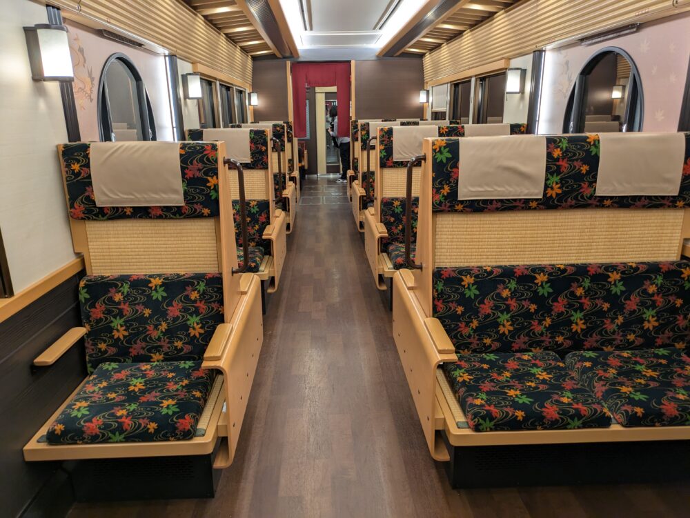 京とれいん雅洛の車内は1列＋2列