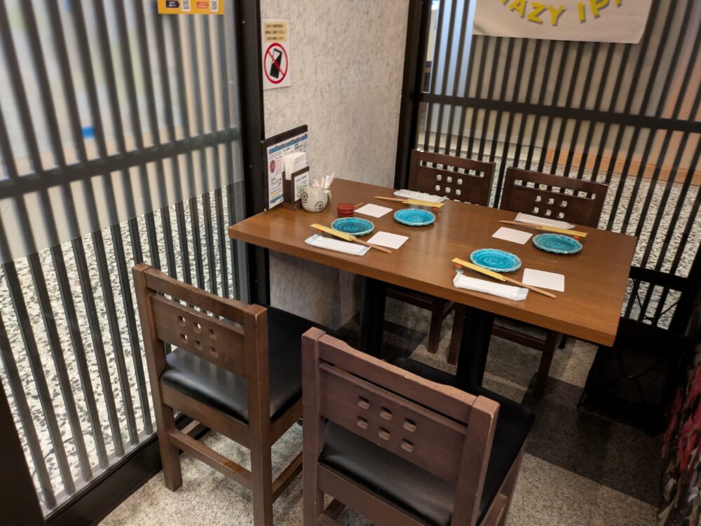 和食処五島のテーブル席