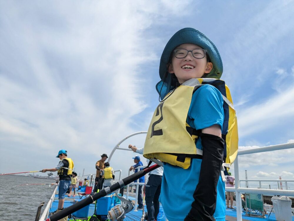 オリジナルメーカー海づり公園の親子釣り教室で釣れた時の笑顔