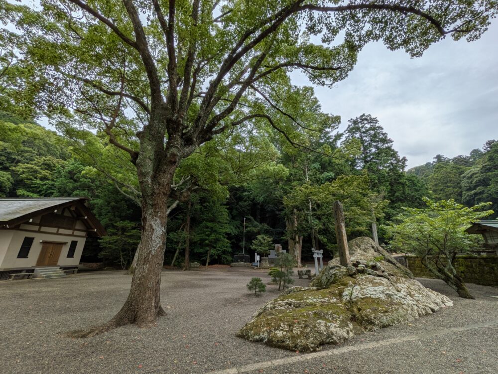 安房神社の境内