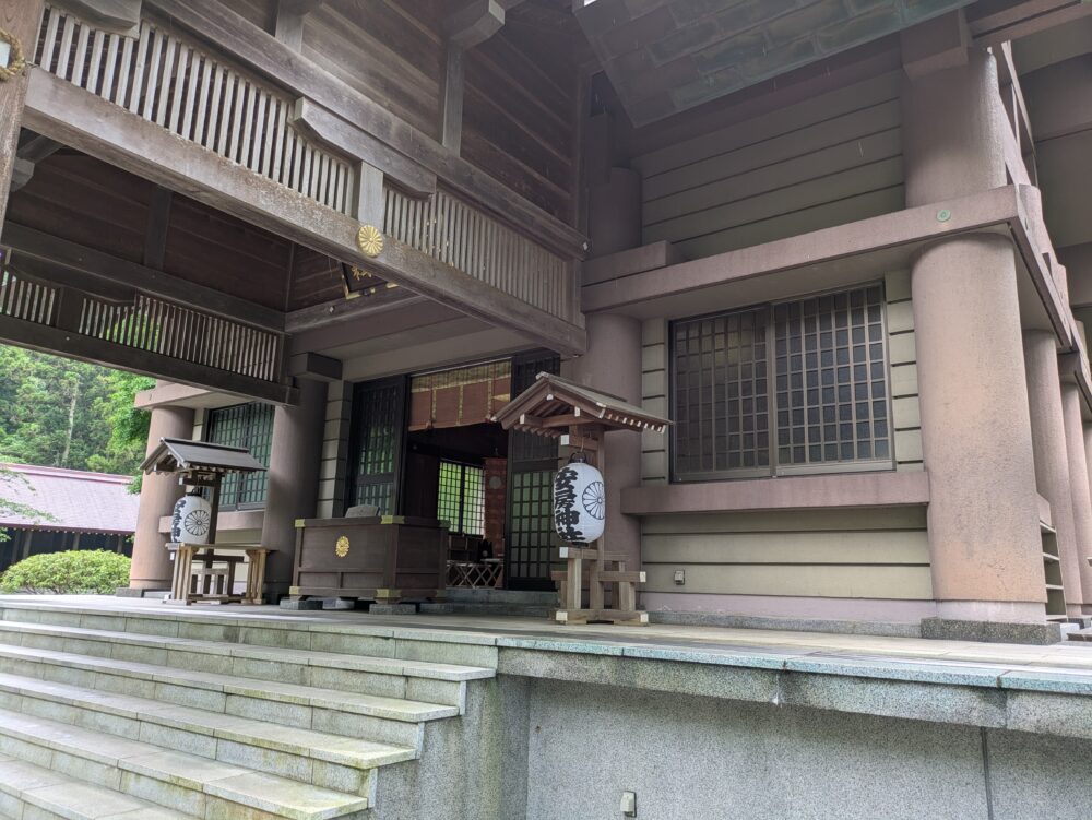 安房神社の本殿に参拝