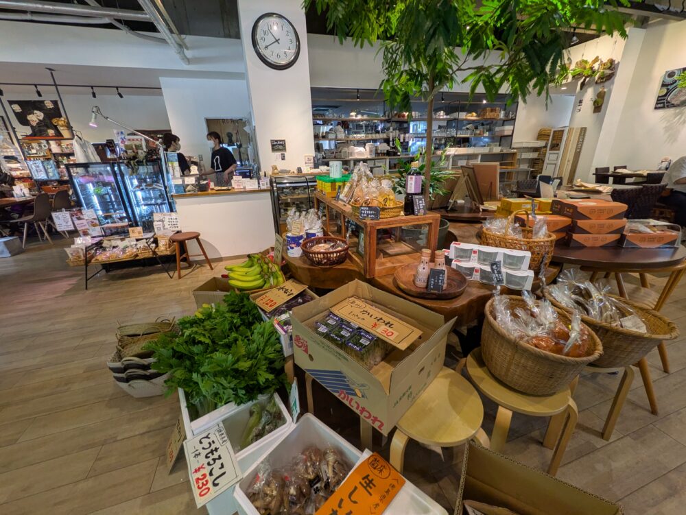 こふん前CafeIROHAの野菜コーナー