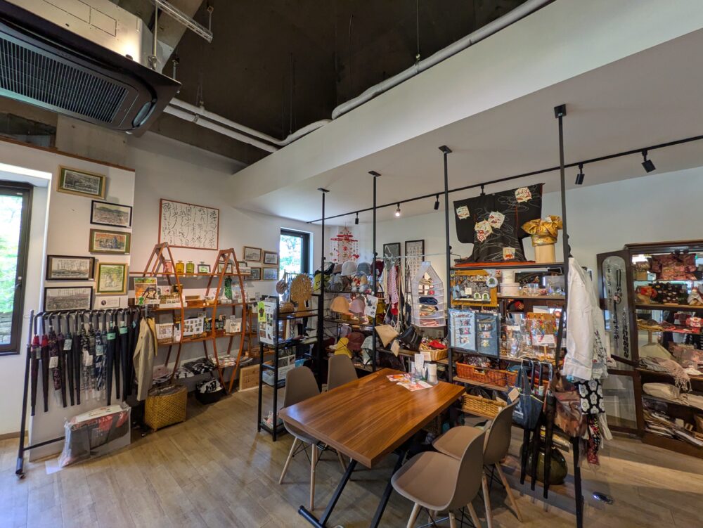 こふん前CafeIROHAの雑貨コーナー