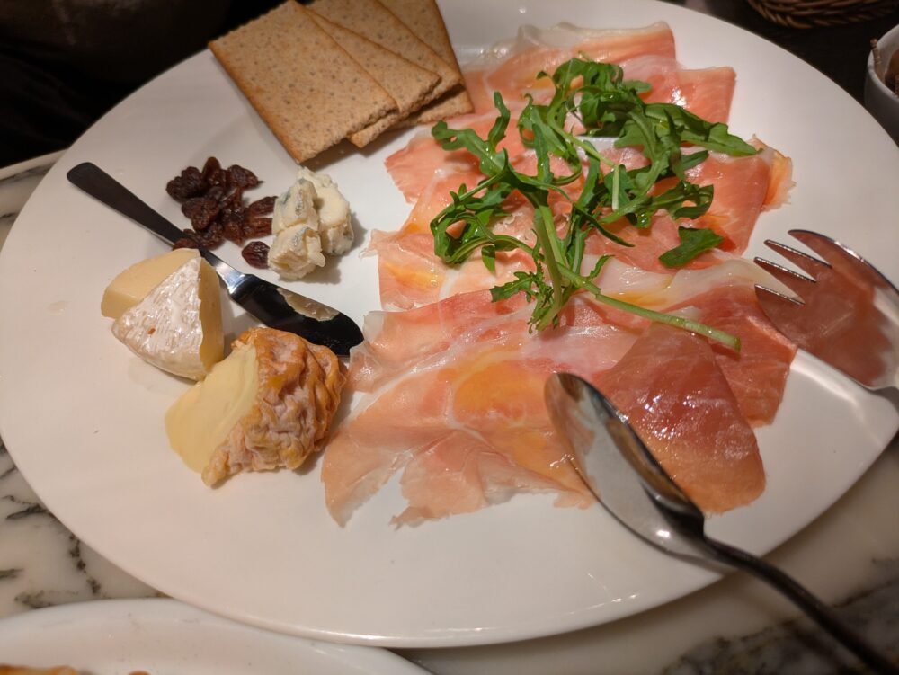 sakuraの生ハムとチーズ