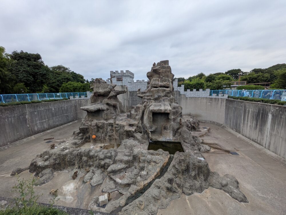 市川市動植物園のサル山
