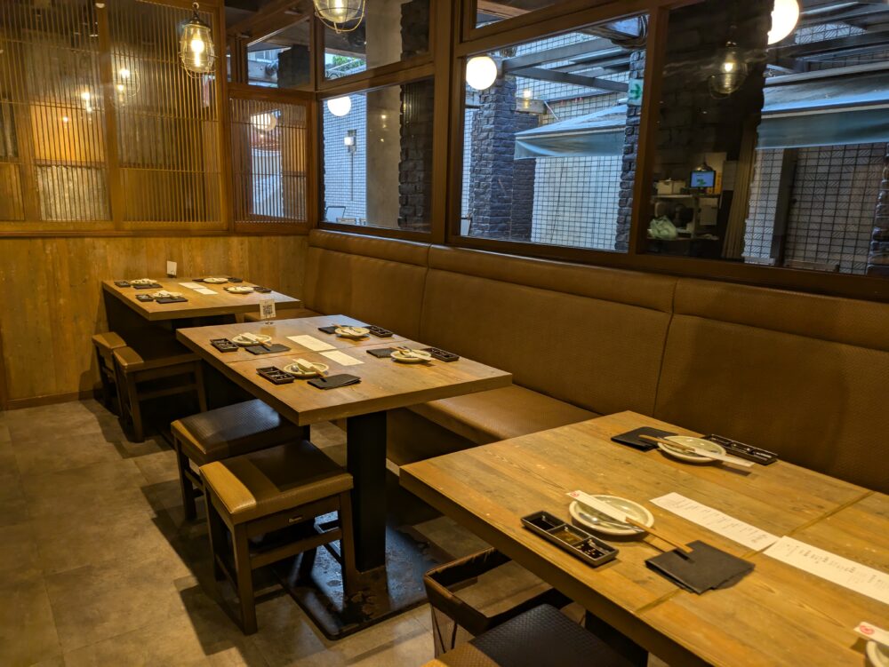 馬並み家三田本店のテーブル席