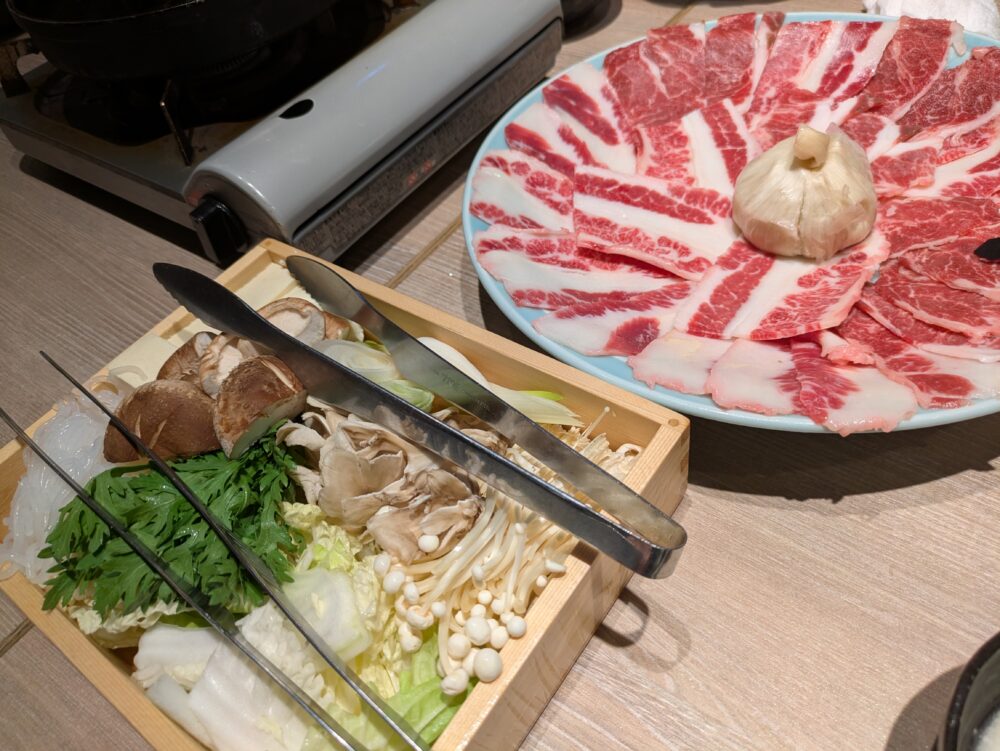 馬並み家三田本店の名物歌麿鍋と野菜と馬肉