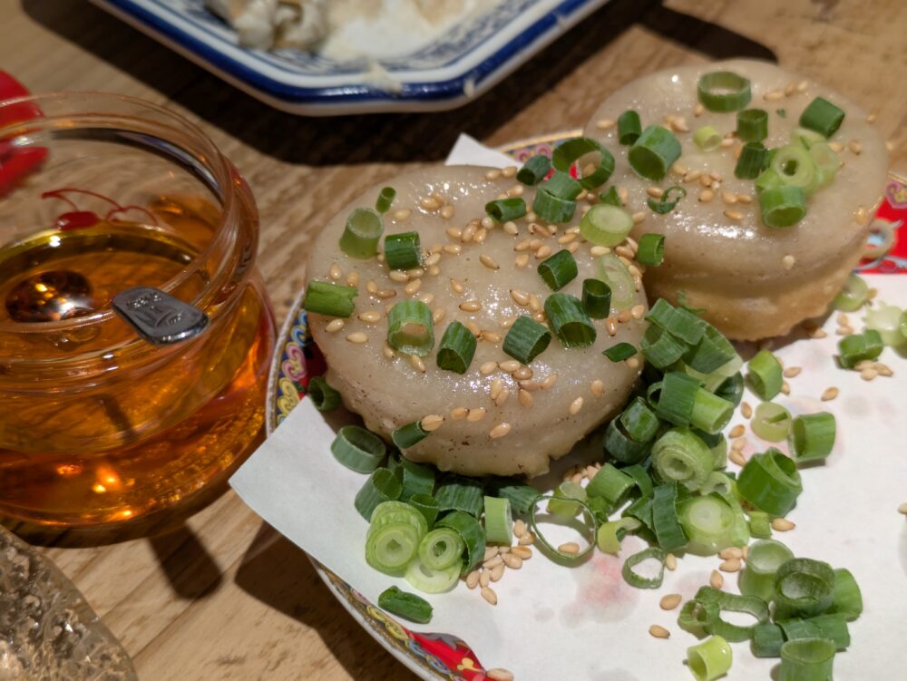 焼き小籠包マニアでラー油をトッピング