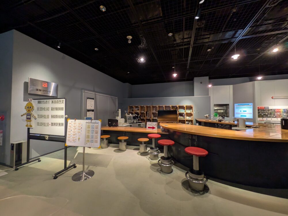 現代産業科学館の実験カウンター
