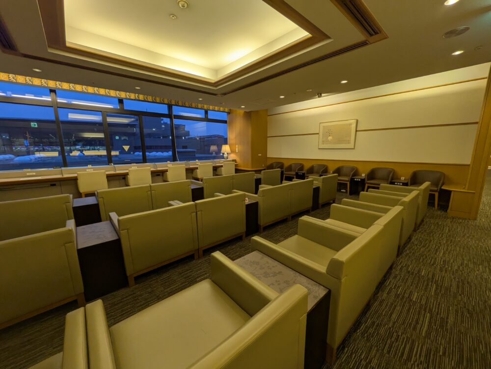 成田空港国内線サクララウンジのソファー席