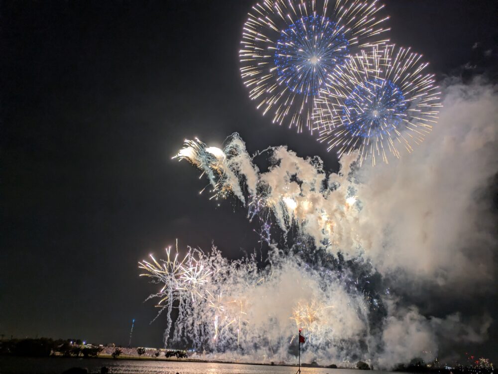 市川市民納涼花火大会の有料席からの花火の眺めその1
