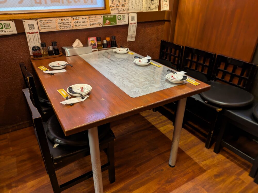 PAIRON餃子工房のテーブル