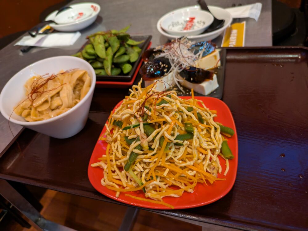 PAIRON餃子工房のピータン豆腐と穂先メンマと黒胡椒枝豆と豆腐干糸