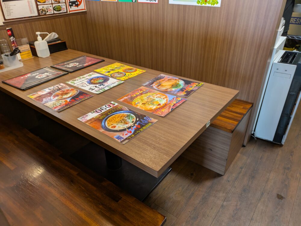 麺屋むげん茂原店のテーブル席