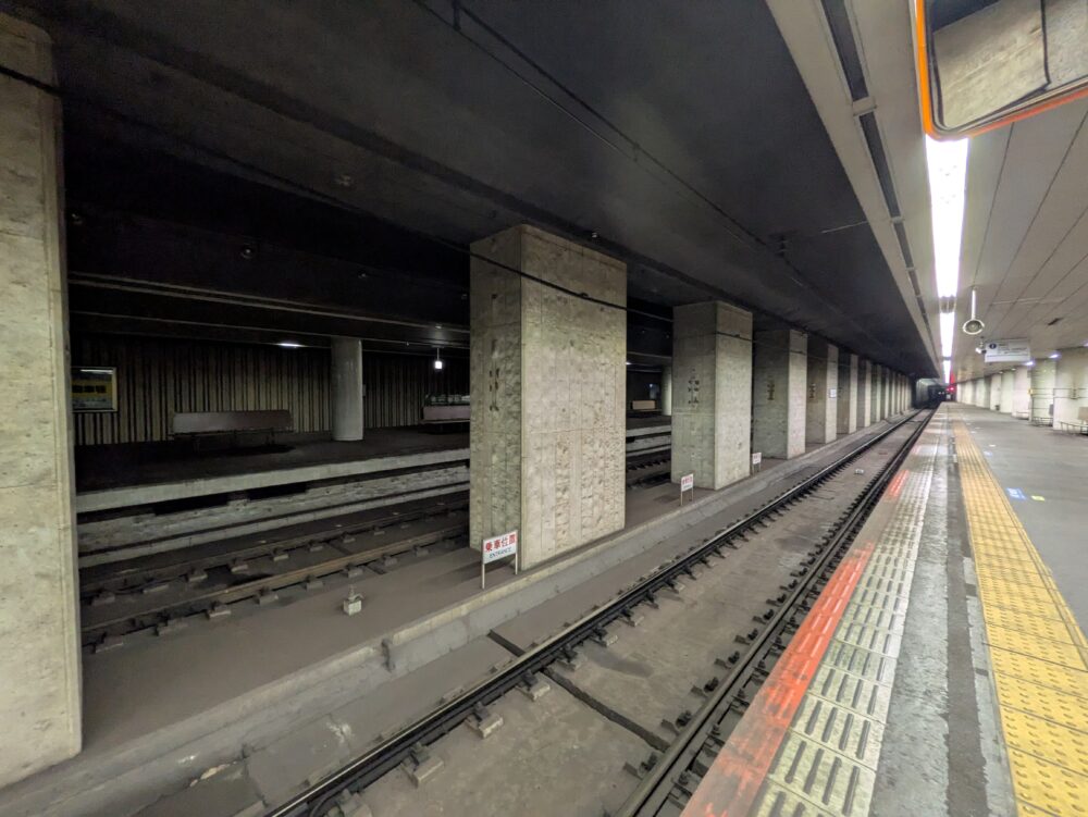 東成田駅ホーム