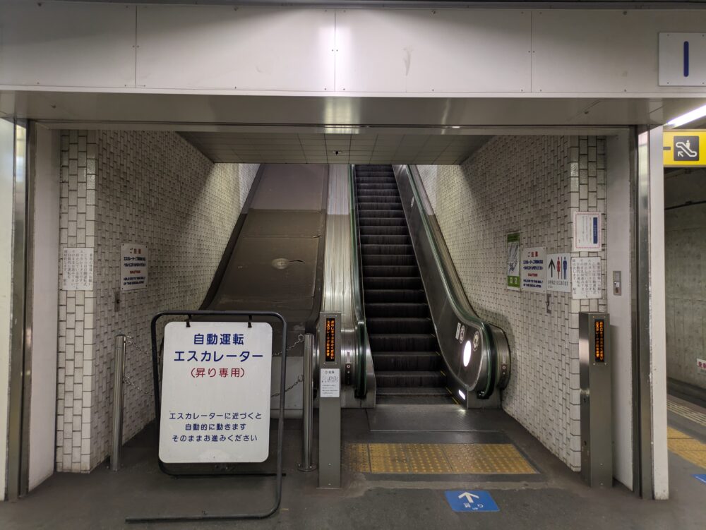東成田駅のエスカレーター