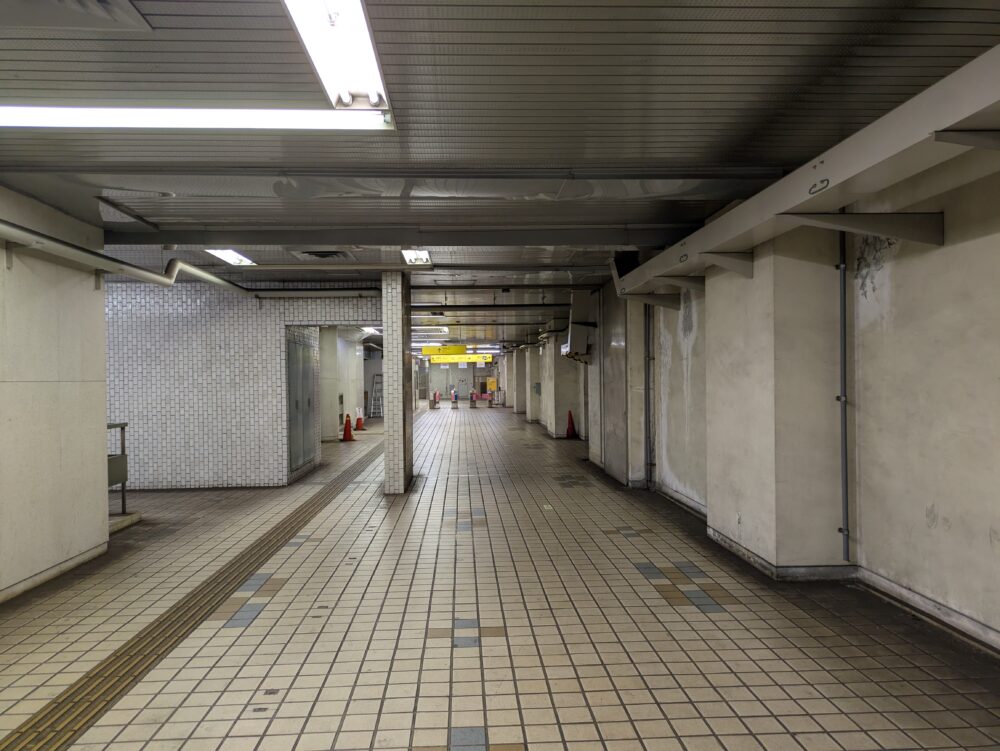 東成田駅の通路