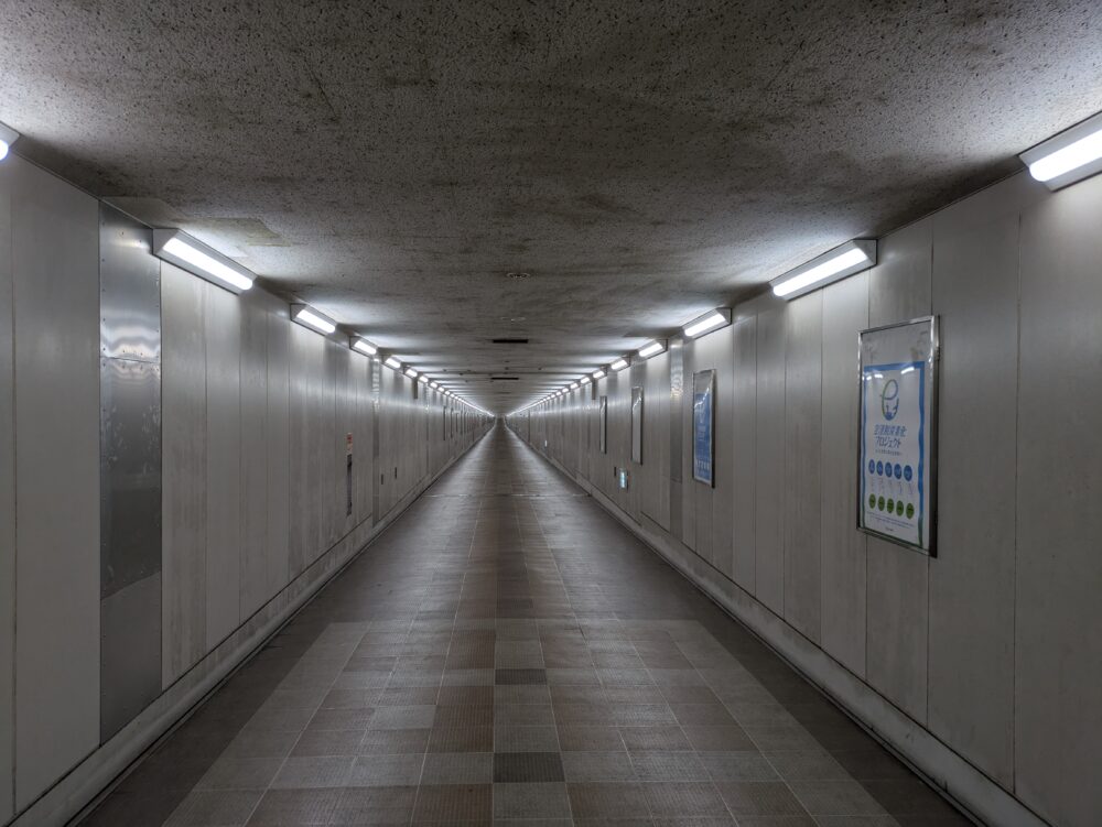 東成田駅の地下通路