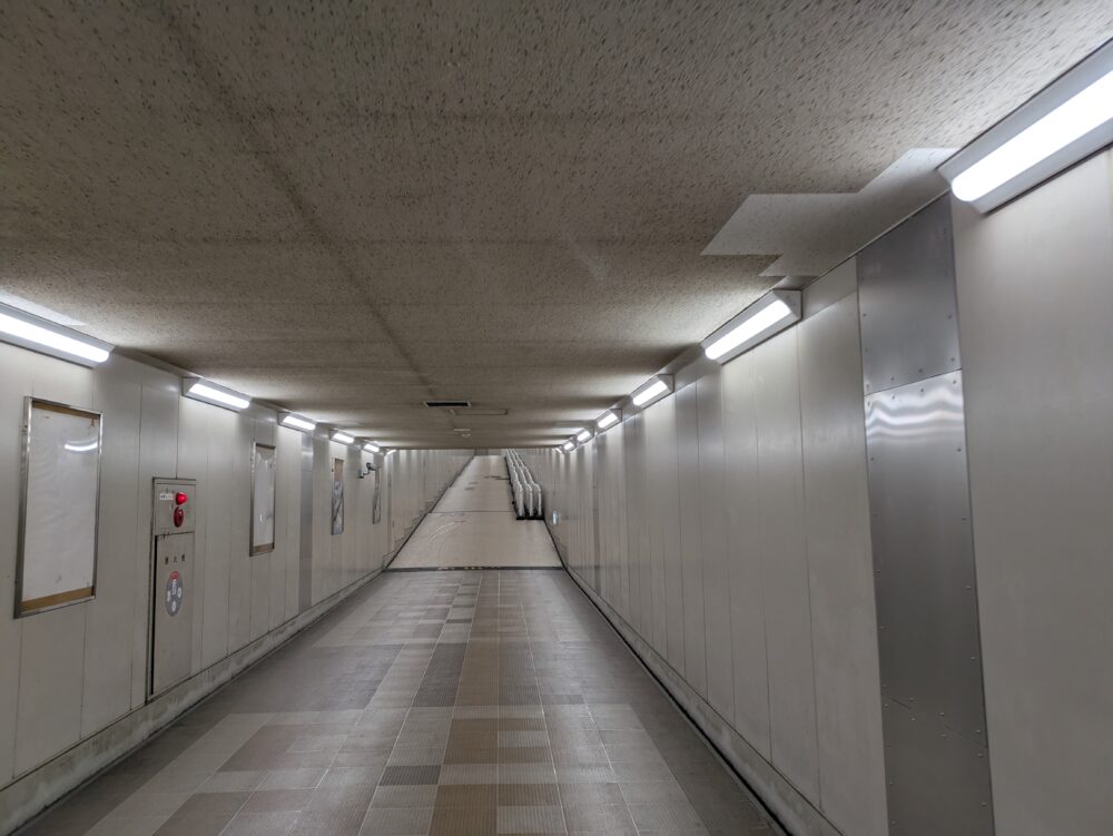 東成田駅から空港第2ビルの通路は長い