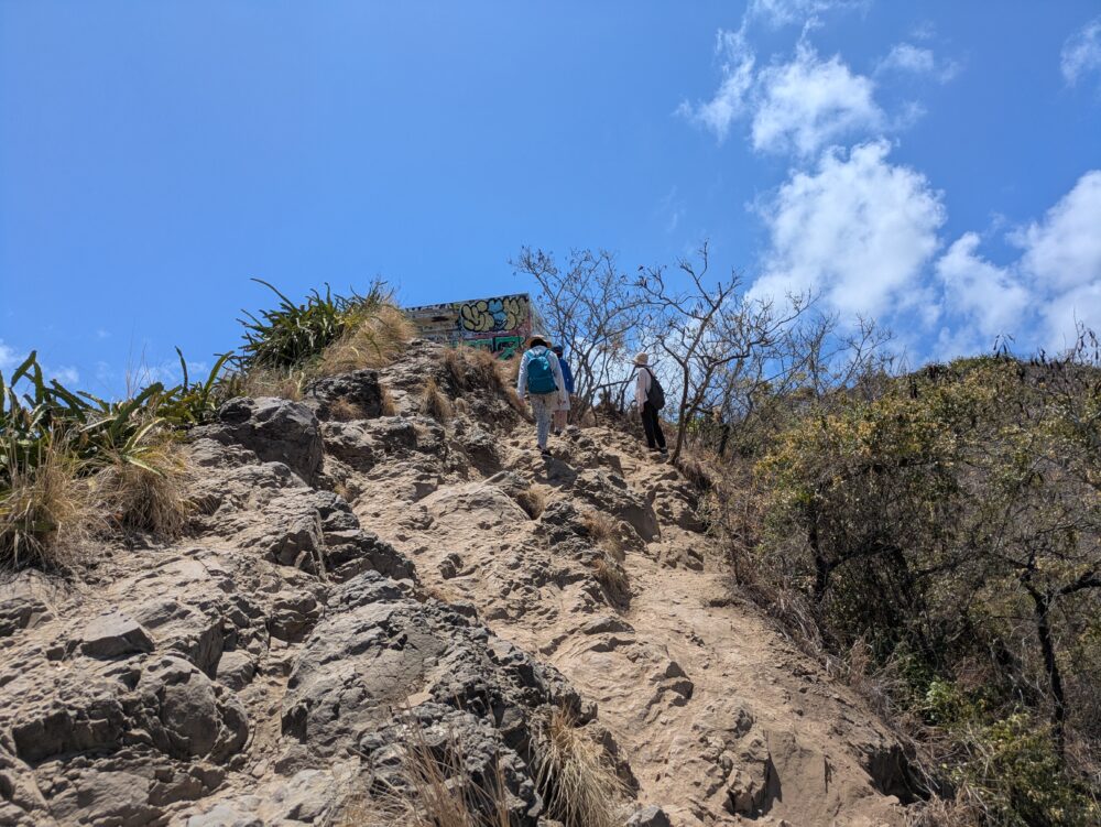 ラニカイピルボックスの登山道は急斜面