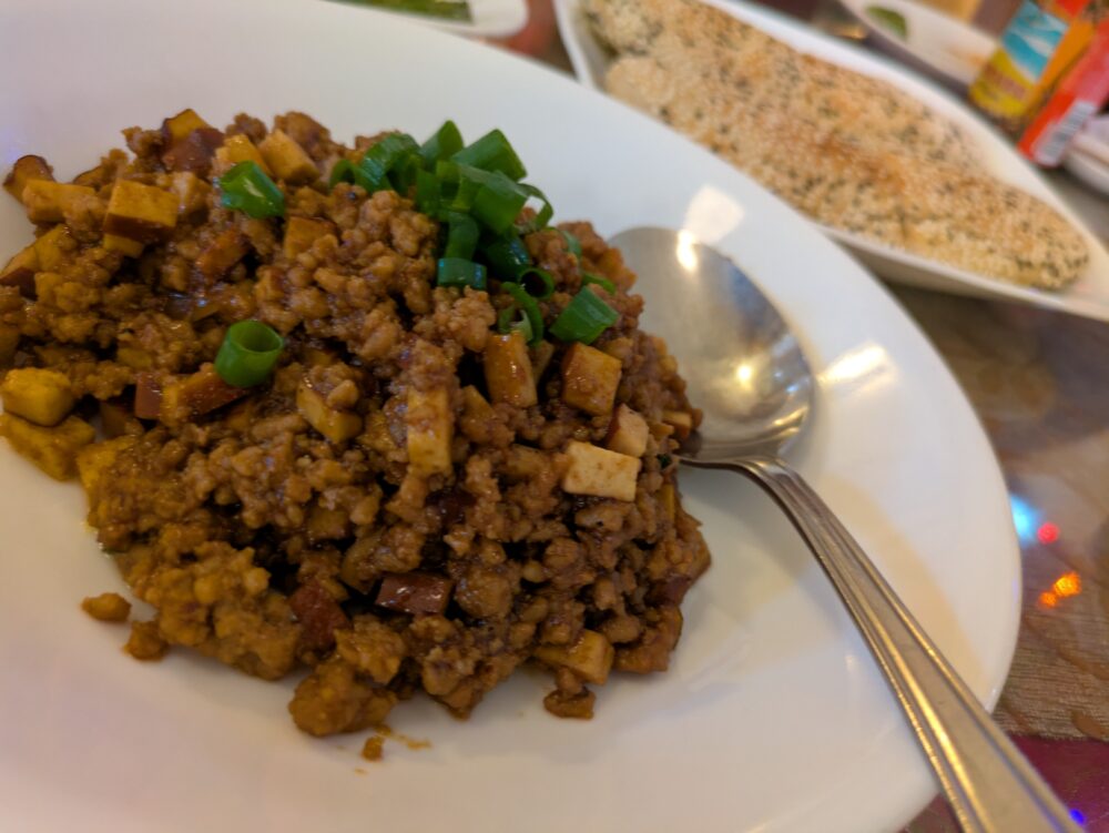 デュードロップイン（Dew Drop Inn）のSHAO BING SESAME BREAD POCKETS（PORK&TOFU）ごまパンと豚肉の豆腐の炒め物。