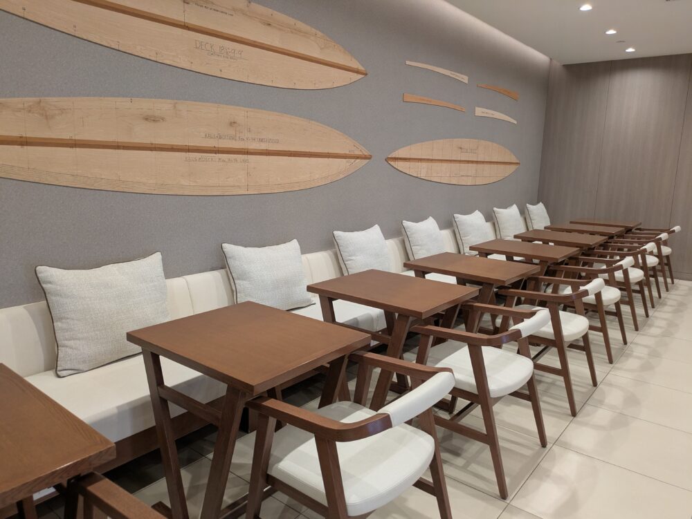 ホノルル空港サクララウンジハレのテーブル席