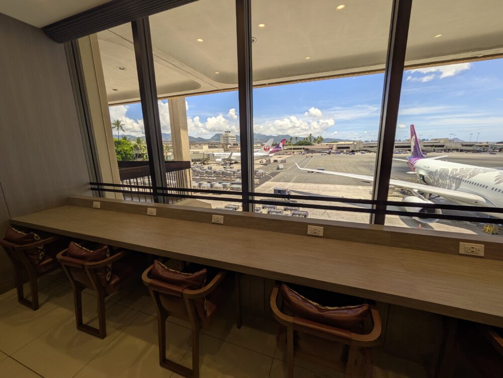 ホノルル空港サクララウンジハレノカウンター席