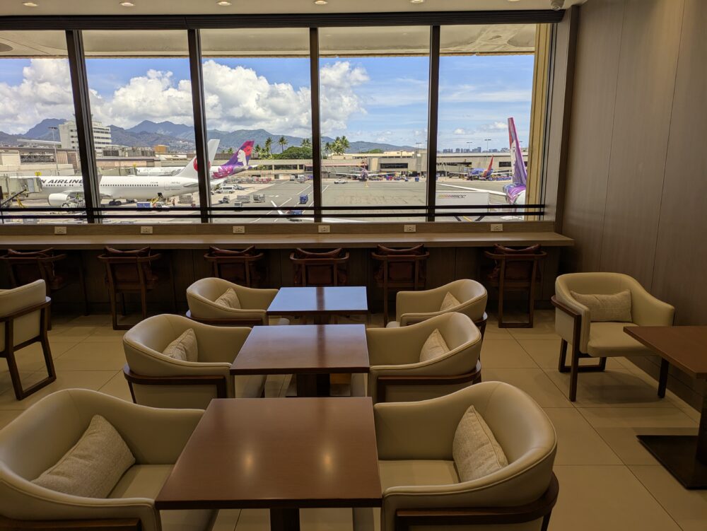 ホノルル空港サクララウンジハレのソファ席