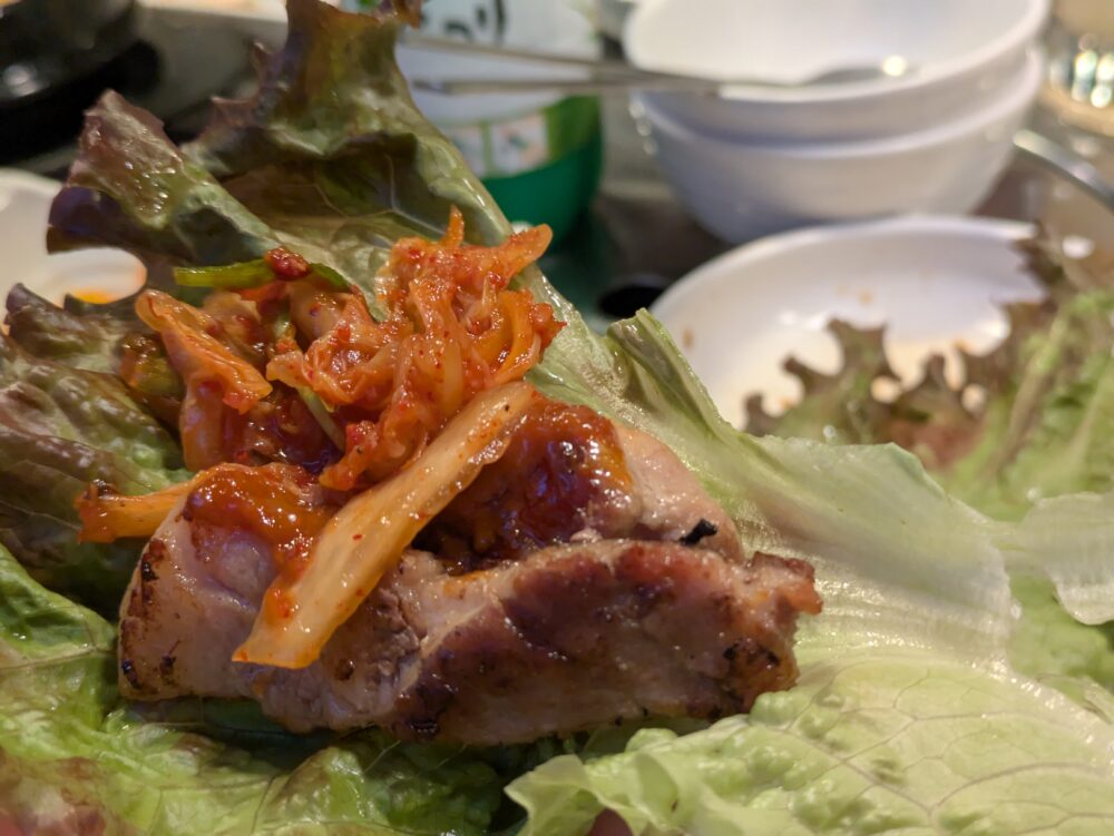 おいらの肉屋のお肉をサンチュに挟んでいただきます。