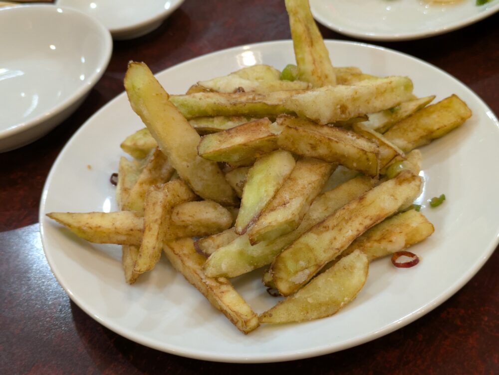 独一処餃子行徳店の茄子の塩コショウ炒め