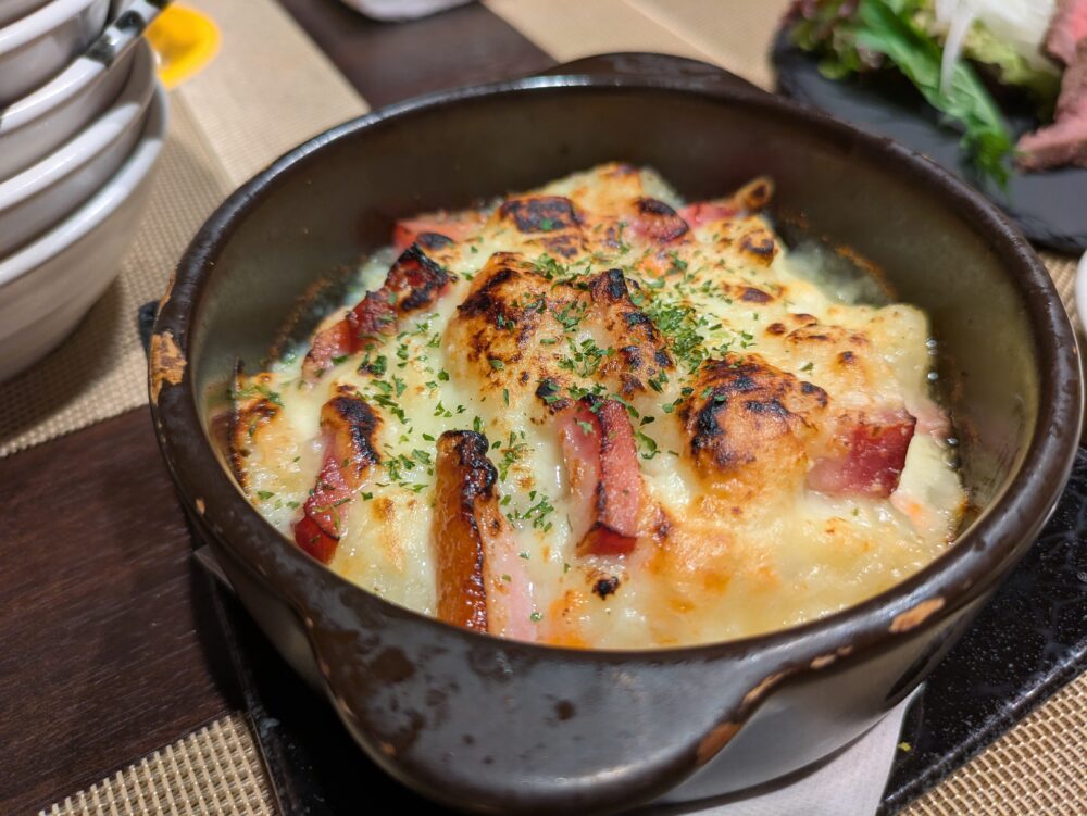 肉の弥生のベーコンとポテトのチーズ焼き