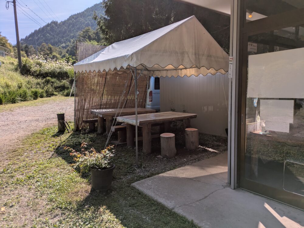 なかざわ商店のテラス