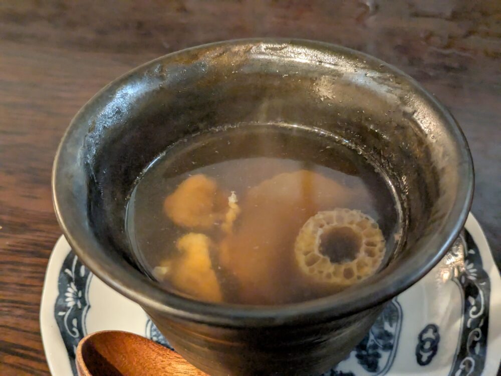 大人の町中華灯の乾燥キノコのスープ