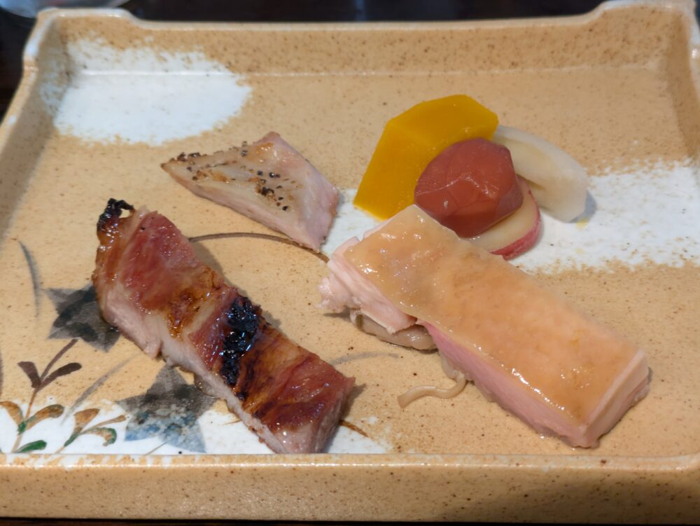 大人の町中華灯の松坂ポーク、大仙どり、トントロ黒胡椒焼き