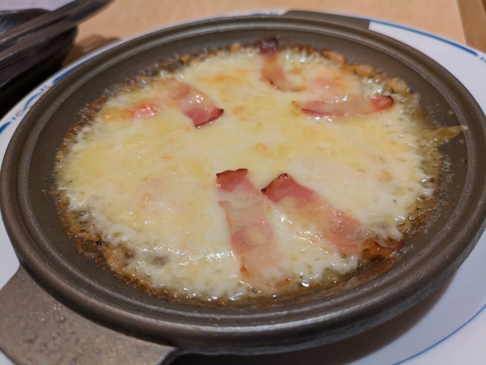 神田ッ子のジャガイモとベーコンの陶板焼き