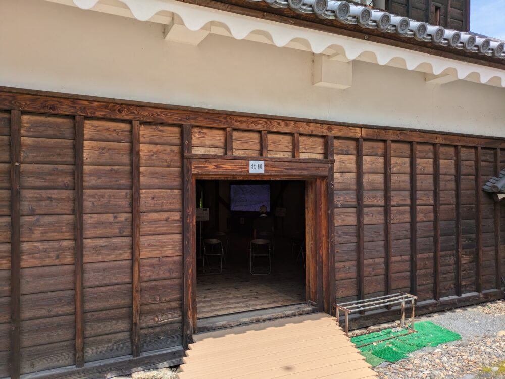 上田城址公園の櫓の別棟の入口