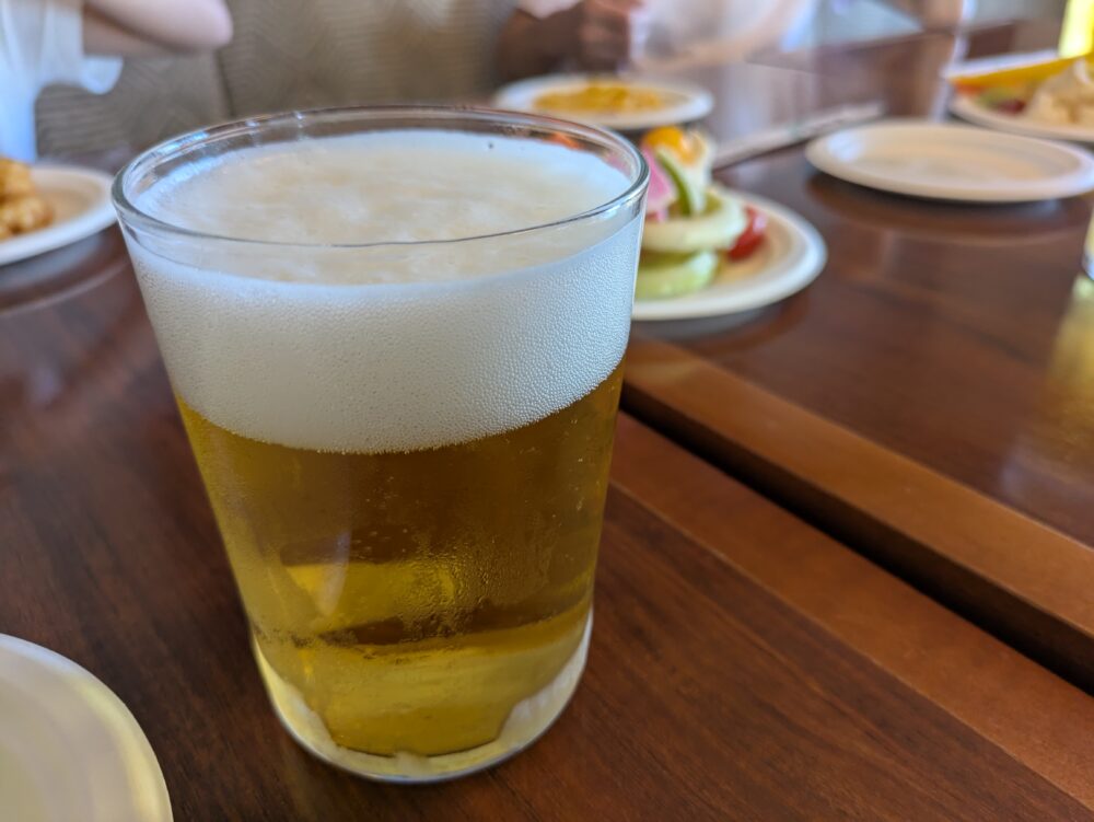 ヒルトンハワイアンビレッジペントハウスのラウンジのカクテルタイムのビール