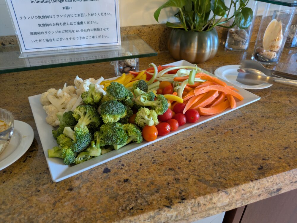 ヒルトンハワイアンビレッジペントハウスのラウンジのカクテルタイムの野菜