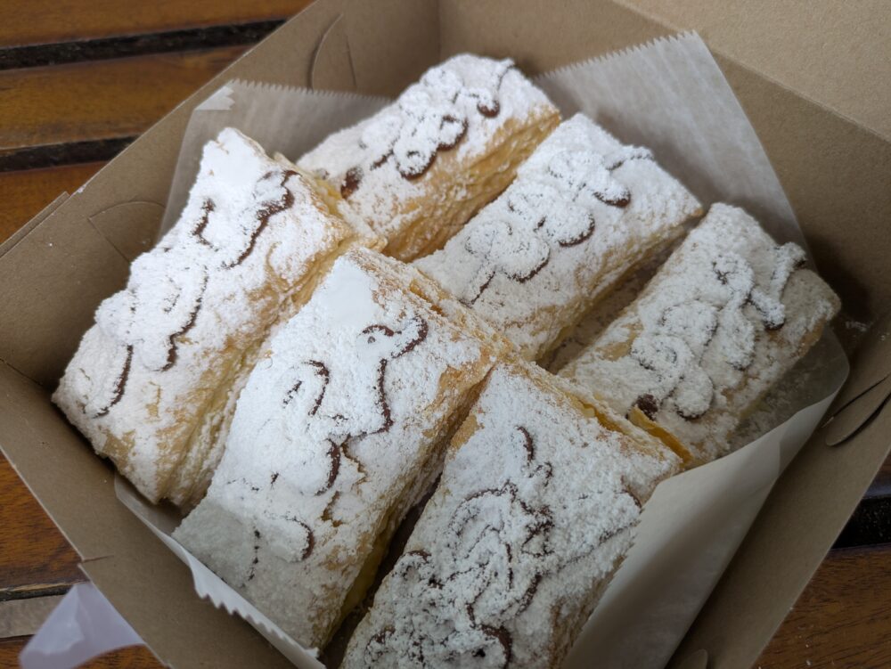 PAALAAKAIBAKERY (パアラアカイベーカリー)のスノーパフは絶品
