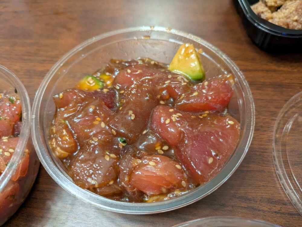 ワイキキマーケットのアボカドアヒポケ