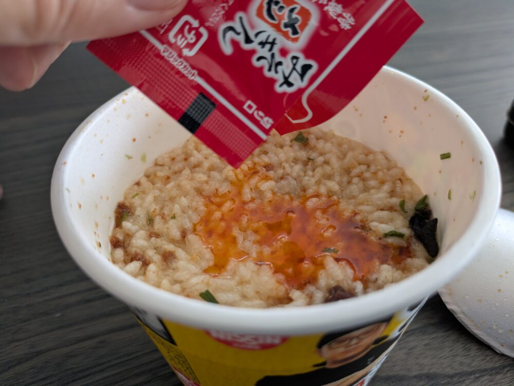みそきんメシに特製タレをかける