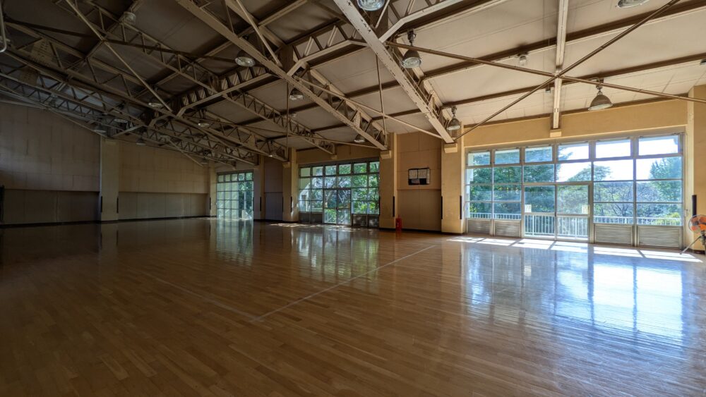 市川市少年自然の家の体育館